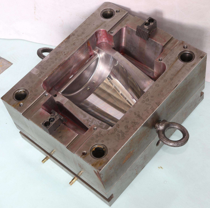 三線立式加工中心850plus-摩托車(chē)頭盔模具加工案例(圖1) 三線立式加工中心850plus-摩托車(chē)頭盔模具加工案例(圖1)