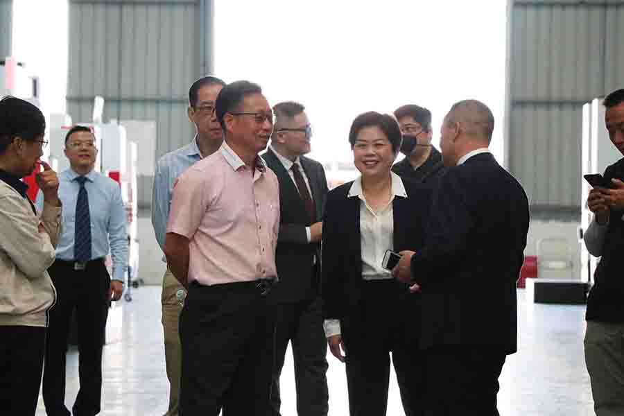 香港鑄造業(yè)總會總理事會成員蒞臨巨高機床指導工作(圖4) 香港鑄造業(yè)總會總理事會成員蒞臨巨高機床指導工作(圖4)